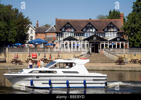 Eine Motorboot geht das Bootshaus-Pub-Restaurant auf der Themse in Wallingford, Oxfordshire, Vereinigtes Königreich Stockfoto