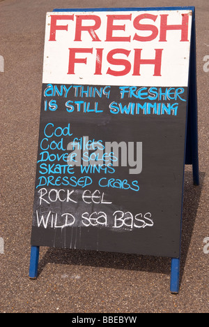 Ein Zeichen in Aldeburgh, Suffolk, Uk Werbung frischen Fisch zum Verkauf Stockfoto