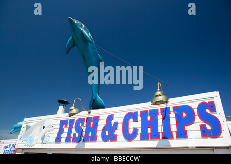 UK England Norfolk Hembsby Beach Road Seaside Resort Fish &amp; Chips Imbiss stall springenden Delfin-Zeichen Stockfoto