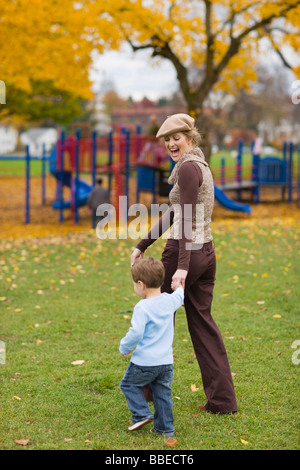 Mutter und Sohn zu Fuß in den Park im Herbst, Portland, Oregon, USA Stockfoto