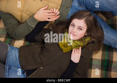 Junges Paar liegen auf einer Wolldecke auf einer Farm in Hillsboro, Oregon, USA Stockfoto