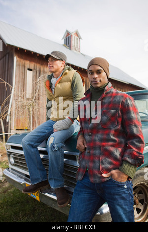 Zwei junge Männer von einer alten Pickup-Truck auf einer Farm in Hillsboro, Oregon, USA Stockfoto