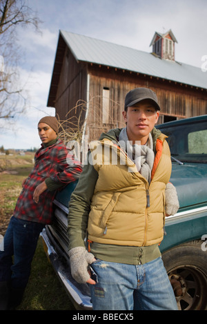 Zwei junge Männer von einer alten Pickup-Truck auf einer Farm in Hillsboro, Oregon, USA Stockfoto