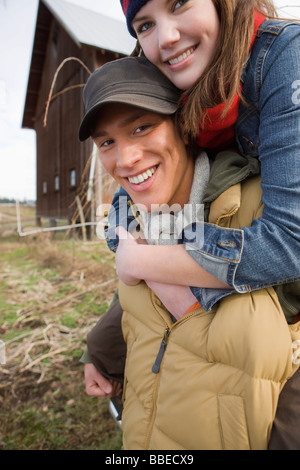 Porträt des jungen Paares auf einer Farm in Hillsboro, Oregon, USA Stockfoto