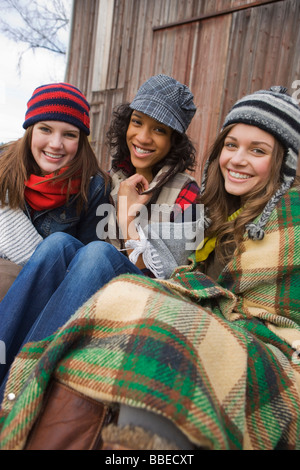 Drei Mädchen im Teenageralter auf einer Farm in Hillsboro, Oregon, USA Stockfoto