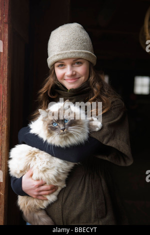 Porträt eines Mädchens hält eine Katze auf einem Bauernhof in Hillsboro, Oregon, USA Stockfoto