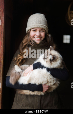 Porträt eines Mädchens hält eine Katze auf einem Bauernhof in Hillsboro, Oregon, USA Stockfoto