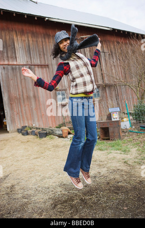 Teenager-Mädchen auf einer Farm springen in der Luft, Hillsboro, Oregon, USA Stockfoto