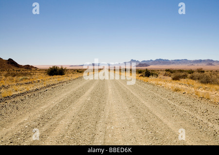 Schotterstraße durch Wüste, Namibia Stockfoto