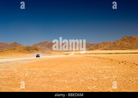 Auto auf Desert Road, Namibia Stockfoto