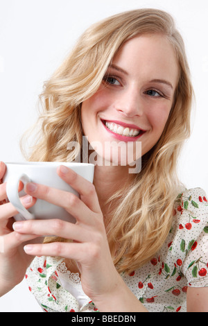 Frau bei einer Tasse Kaffee Stockfoto