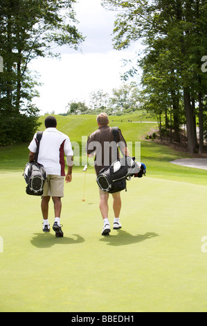 Männer gehen auf Golfplatz, Burlignton, Ontario, Kanada Stockfoto