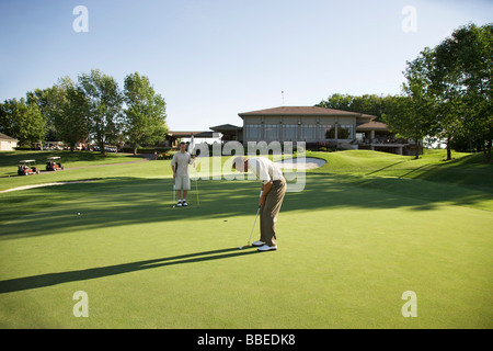 Männer spielen Golf, Burlington, Ontario, Kanada Stockfoto