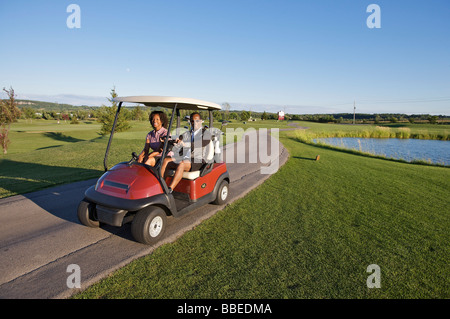 Paar im Golf-Cart, Burlington, Ontario, Kanada Stockfoto