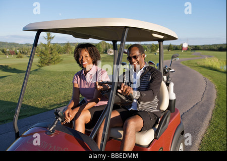 Paar im Golf-Cart, Burlington, Ontario, Kanada Stockfoto