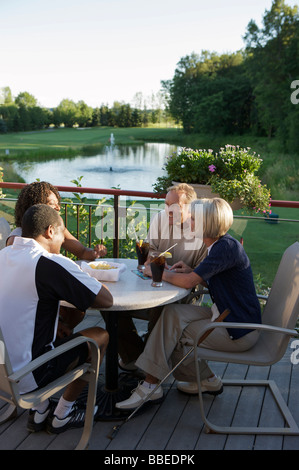 Freunde im Country Club, Burlington, Ontario, Kanada Stockfoto