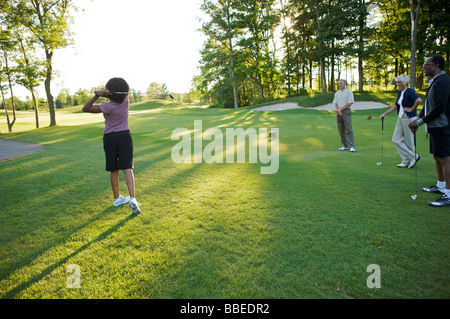 Freunde spielen Golf, Burlington, Ontario, Kanada Stockfoto