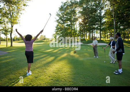 Freunde spielen Golf, Burlington, Ontario, Kanada Stockfoto