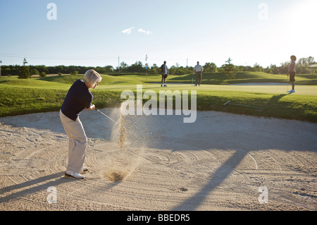 Freunde spielen Golf, Burlington, Ontario, Kanada Stockfoto