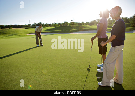 Freunde spielen Golf, Burlington, Ontario, Kanada Stockfoto