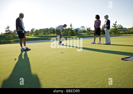 Freunde spielen Golf, Burlington, Ontario, Kanada Stockfoto