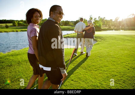 Freunde spielen Golf, Burlington, Ontario, Kanada Stockfoto