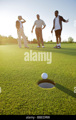 Freunde spielen Golf, Burlington, Ontario, Kanada Stockfoto