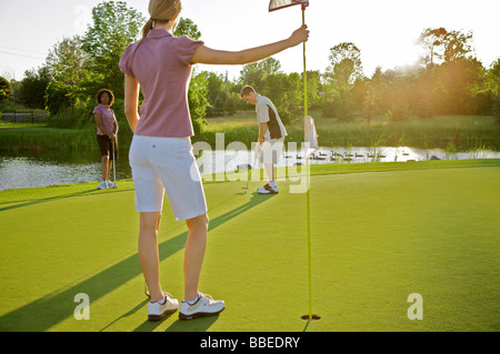 Freunde spielen Golf, Burlington, Ontario, Kanada Stockfoto