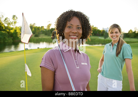 Freunde spielen Golf, Burlington, Ontario, Kanada Stockfoto