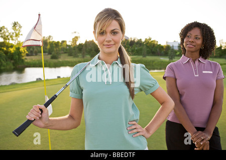 Freunde spielen Golf, Burlington, Ontario, Kanada Stockfoto