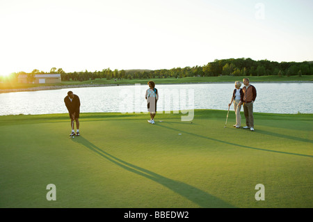 Freunde spielen Golf, Burlington, Ontario, Kanada Stockfoto