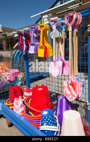 UK England Norfolk Hembsby Beach Road Market stall verkaufen preiswerte Kunststoff-Eimer und Spaten Spielzeug für den Strand Stockfoto