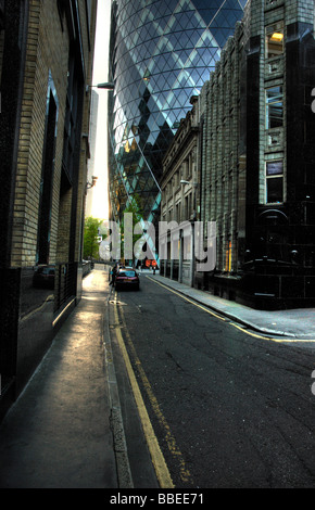 Gherkin Gebäude und engen Straße in Stadt von London Stockfoto