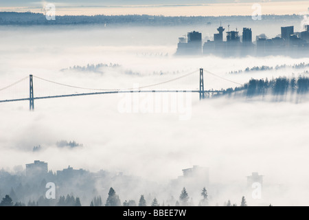 Lion es Gate Bridge und Vancouver bedeckt in Nebel, British Columbia, Kanada Stockfoto