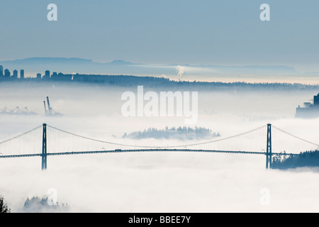 Lion es Gate Bridge im Nebel, Vancouver, Britisch-Kolumbien, Kanada Stockfoto