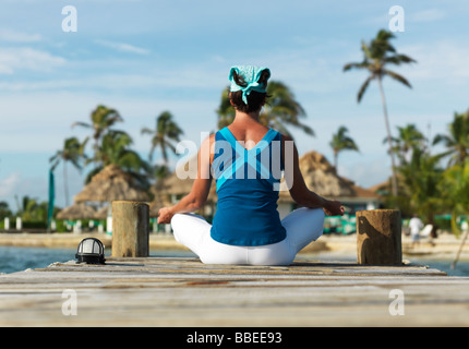 Frau beim Yoga am Dock Stockfoto