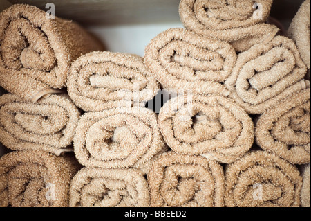 Stapel von aufgerollten Handtüchern Stockfoto
