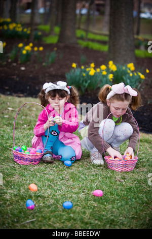 Zwei Mädchen sammeln Ostereier Stockfoto