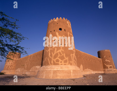 Katar Zubara Al Zubarah oder Az Zubarah Blick auf Mauern und zinnenbewehrten Turm der Festung im Jahre 1938 erbaut und als Polizei Grenzposten genutzt Stockfoto