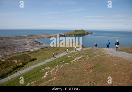 Touristen auf Stufen führen hinunter zu Worms Head Rhossili The Gower Halbinsel South Wales UK Stockfoto