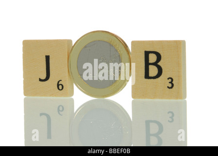 Euro-Münze zwischen zwei Buchstaben Scrabble Schreibweise des Wortes JOB, symbolisches Bild für ein-Euro-job Stockfoto