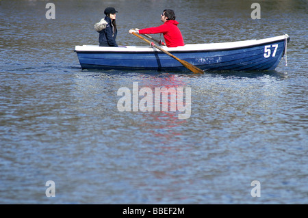 Paar auf dem Boot im Hyde Park, Serpentine Lake. London Stockfoto