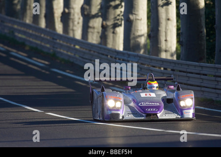 Frankreich, Le Mans, Nummer 8, violett und silber Adui R8 rennen Auto verlassen Tetre Rouge. Stockfoto