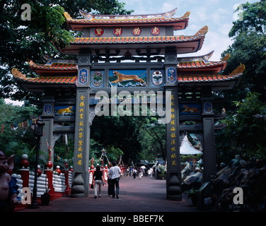 Singapur Süd-Ost-Asien Eingang zum Haw Par Villa und Tiger Balm Gardens mit Passanten durch chinesische Tor Stockfoto