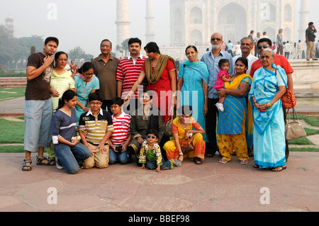 Familienausflug, Familienfoto an den Taj Mahal, Agra, Rajasthan, Nordindien, Asien Stockfoto