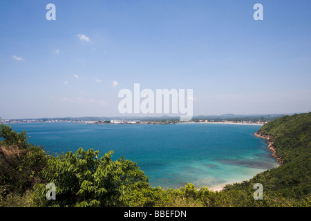 Blick auf den Hafen von Galle vom Roomassala Hügel mit idyllische "Jungle Beach" im Vordergrund und Galle Fort in der Ferne. Stockfoto