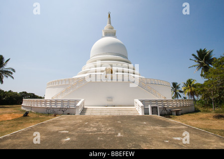 Sicht der Japaner gebaut buddhistischen Tempel Peace Pagoda am Roomasala-Hügel mit Blick auf den Hafen von Galle. Stockfoto