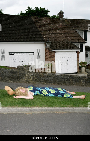 Frau bewusstlos am Straßenrand Stockfoto