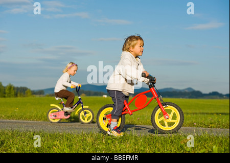 Jungen und Mädchen Reiten Fahrräder, Hof Bei Salzburg, Salzburger Land, Österreich Stockfoto