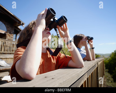 Jungs schauen durch ein Fernglas Stockfoto